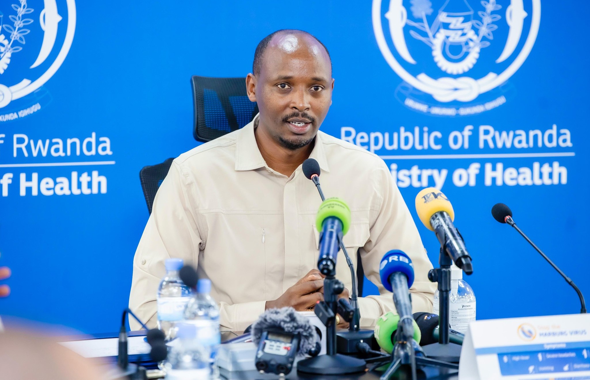 Dr Nsanzimana avuga ko barimo gukurikirana ubuvumo n'ibirombe hose mu Gihugu, bareba ahari uducurama dukomokwaho na virusi ya Marburg