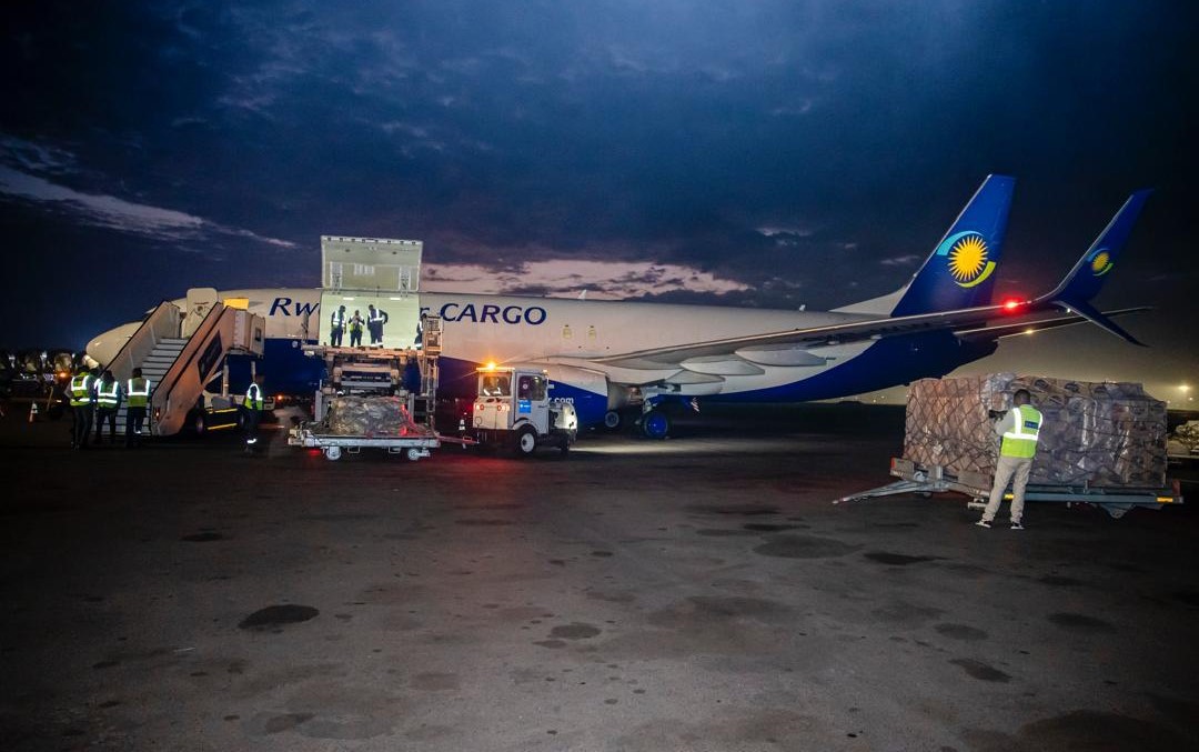 Iyi mfashanyo yatwawe n'indege itwara imizigo ya Sosiyete Nyarwanda ikora ingendo zo mu kirere (RwandAir)