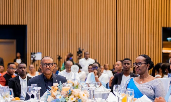 Perezida Kagame na Madamu bitabiriye igitaramo cy'inkera y'imihigo gisoza Ihuriro rya 17 ry'Umuryango Unity Club Intwararumuri