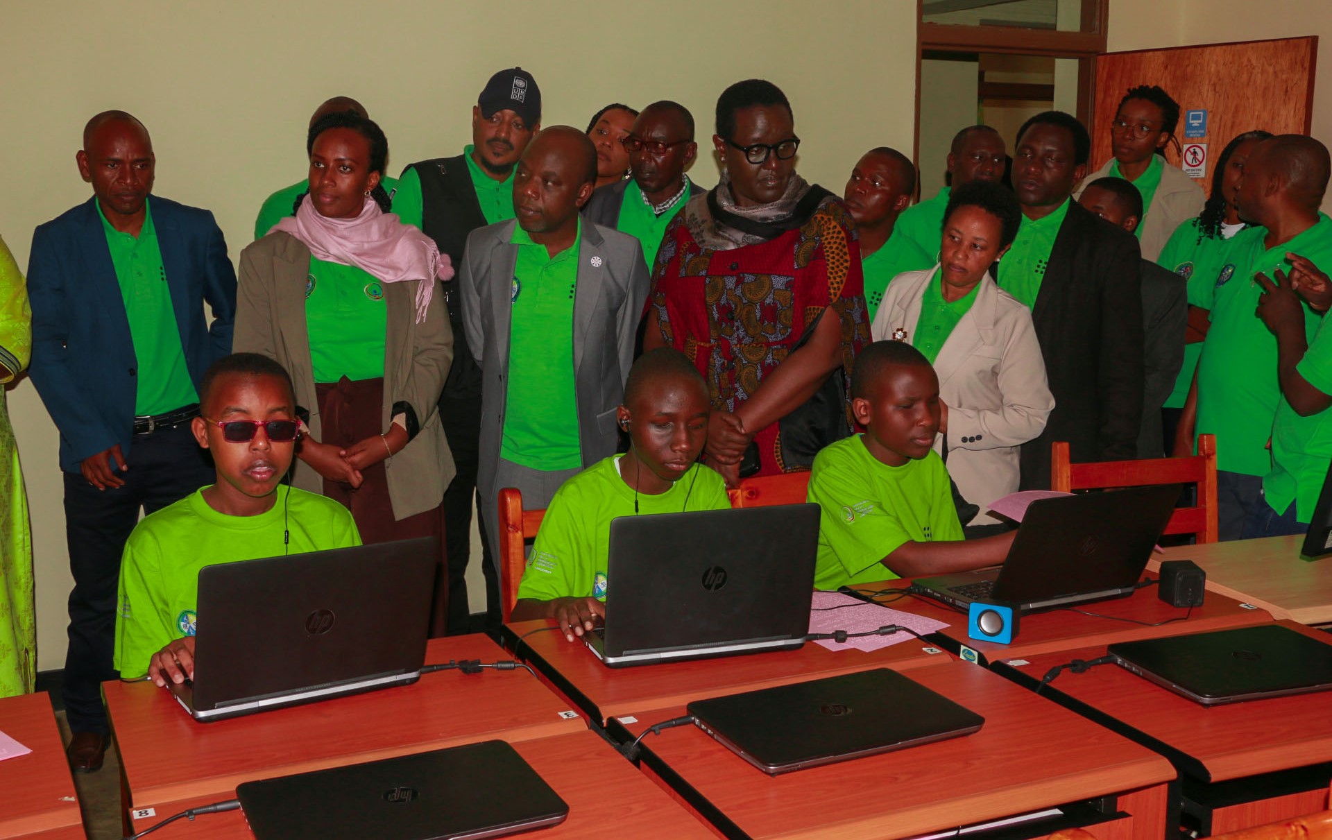 Abayobozi basuye ishuri ry