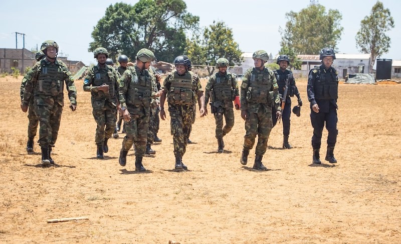 Maj. Gen. Ruvusha na Admiral Mangrasse, ubwo basuraga Umujyi wa Mucojo wari ibirindiro by