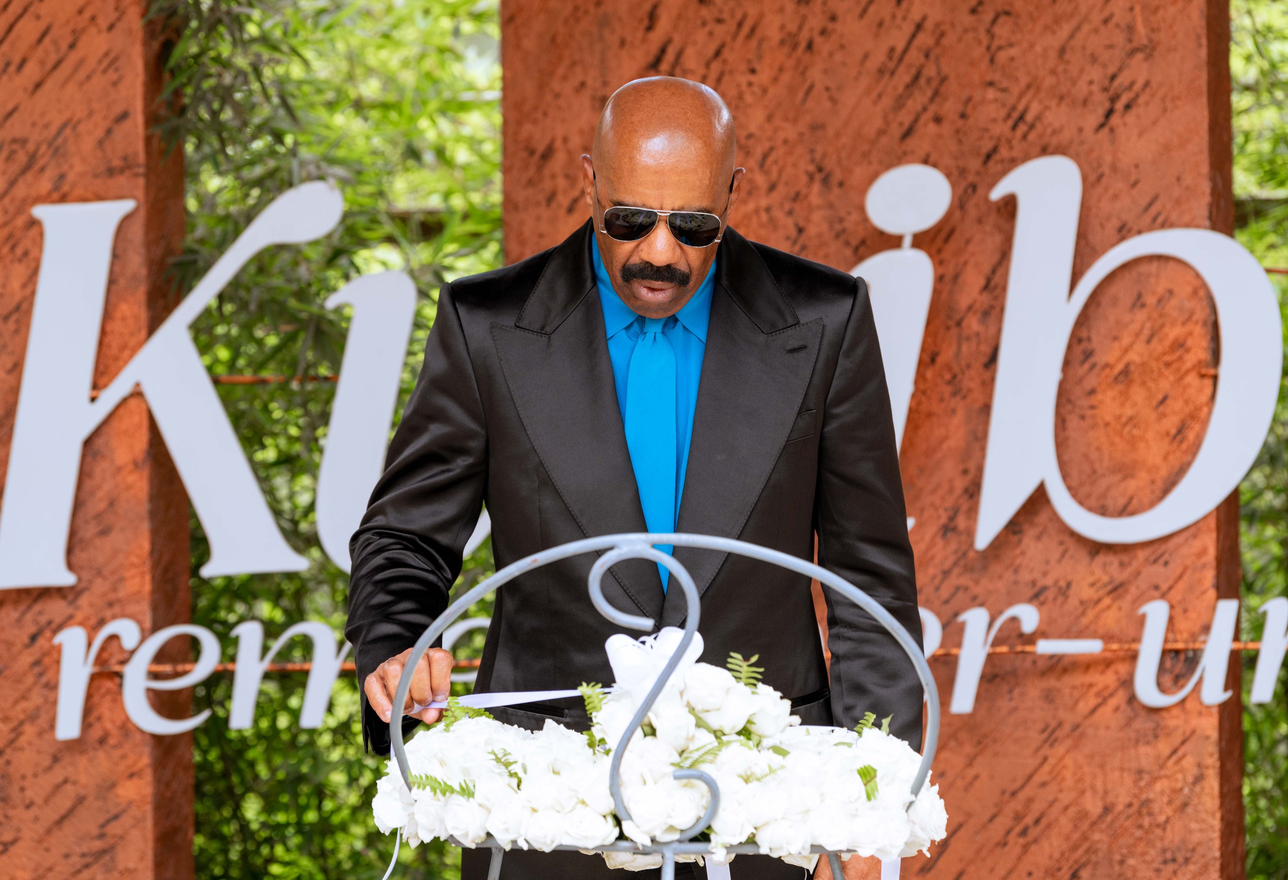 Steve Harvey, wari umaze iminsi mu Rwanda yasuye Urwibutso rwa Jenoside rwa Kigali ku Gisozi