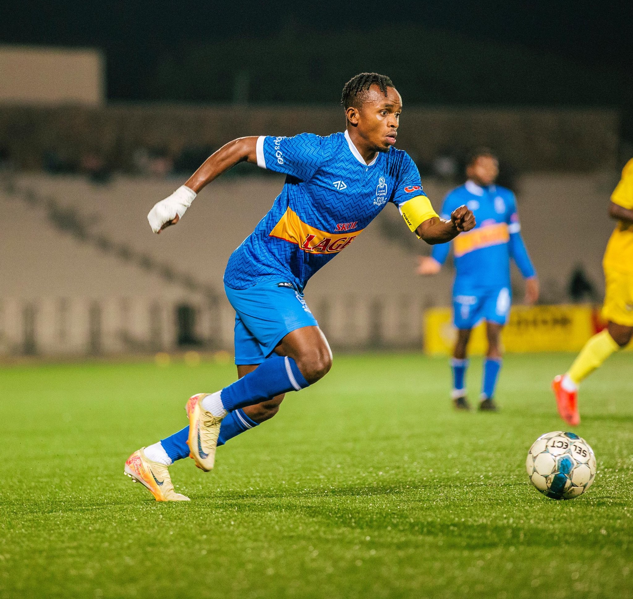 Muhire Kevin watanze umupira wavuyemo igitego cya kabiri cya Rayon Sports