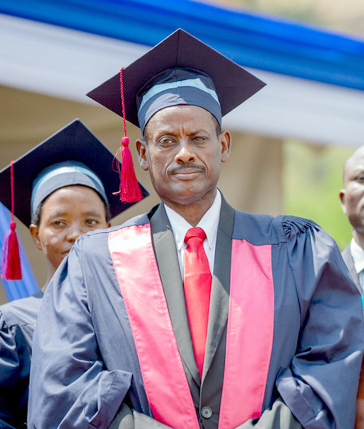 Rtd Gen Maj Sam Kaka yabonye impamyabumenyi y