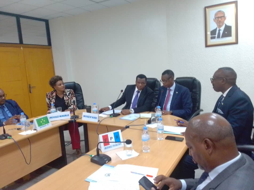 Gen Kabarebe mu kiganiro n'ihuriro ry'imitwe ya Politiki mu Rwanda