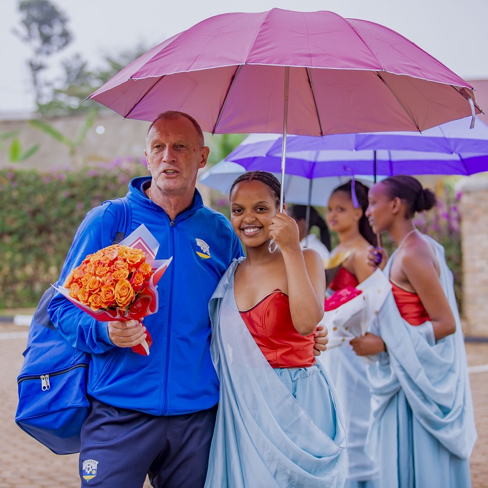 Gérard Buscher uri gutoza Amavubi by'agateganyo ubwo yari ageze kuri Montana Hotel aho bagiye gucumbika