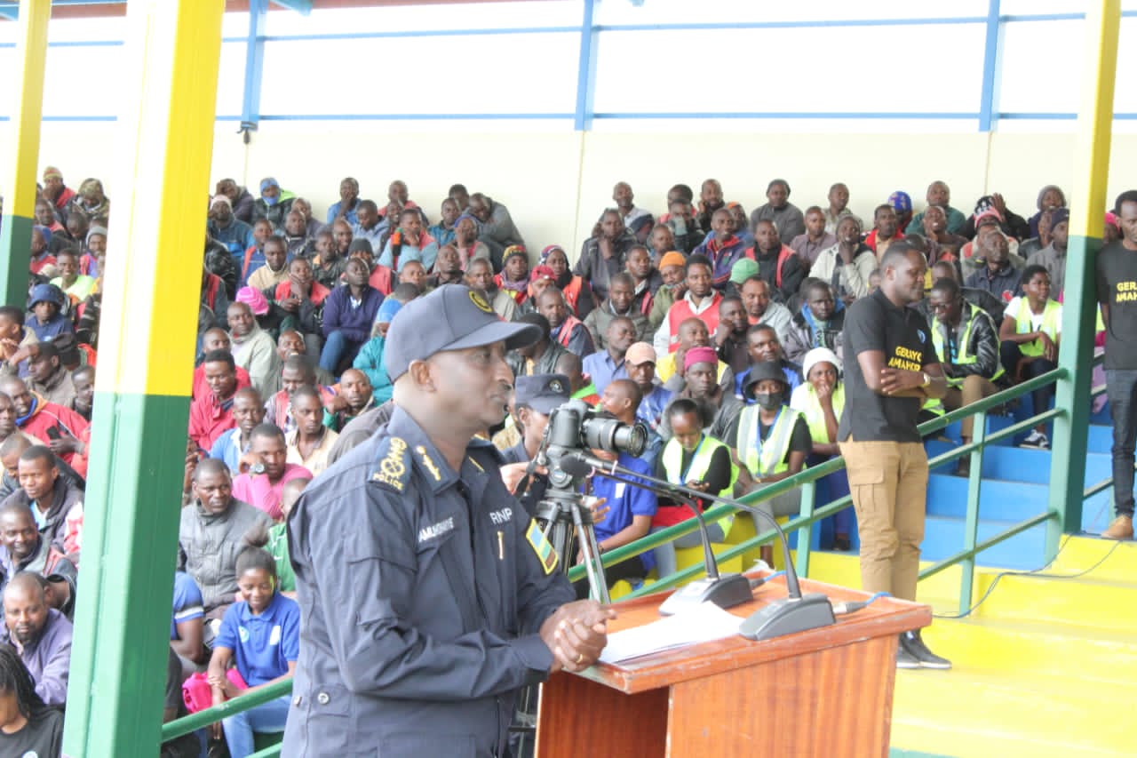 DIGP Félix Namuhoranye yasabye abaturage bo mu Ntara y'Amajyaruguru kwirinda uburangare mu gihe bakoresha umuhanda kuko ari byo bizagabanya impanuka