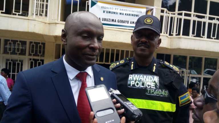 Umuyobozi wa Polisi mu Ntara y'Amajyepfo, CP Rogers Rutikanga hamwe na Pasitoro Abidan Ruhongeka, Umuyobozi w'Itorero ry'Abadivantisiti mu Majyepfo 