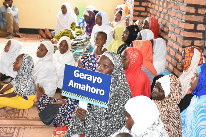 Abagore b'i Kirehe na bo biyemeje gufasha Polisi kugabanya impanuka cyane bita ku bana igihe bagenda mu muhanda