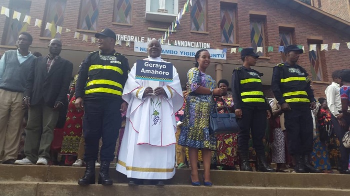 Igisonga cya Musenyeri Nsengumuremyi Jean Marie Vianney n'Umuyobozi wa Polisi mu Burengerazuba ACP Kajeguhakwa Jean Claude bitabiriye ubukangurambaga bwa Gerayo Amahoro