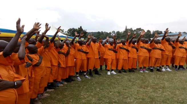 Umwambaro wa Orange wambarwa nta kindi kigendeweho