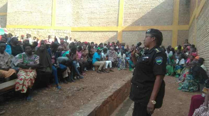 Muri gereza imbere baba bambaye nk'ibisanzwe