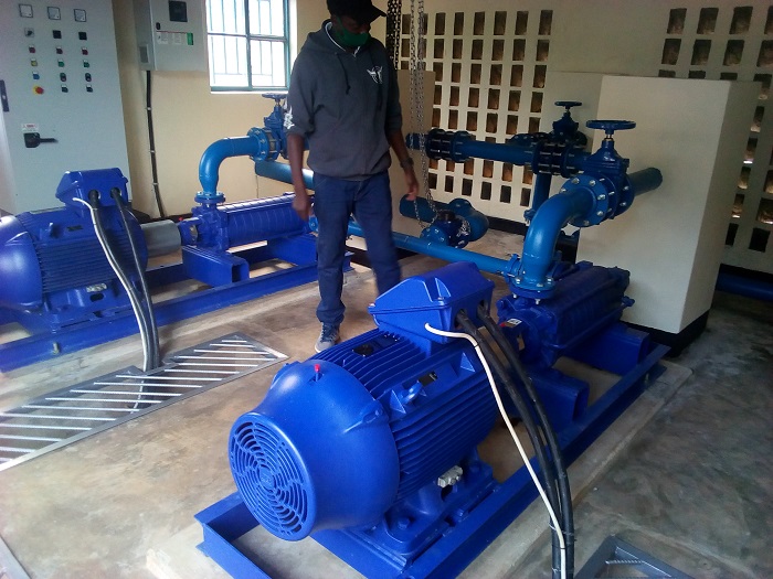 Imashini (Water Pumps) zagenewe gusunika amazi azamurwa mu misozi zatangiye gushyirwa ahabugenewe