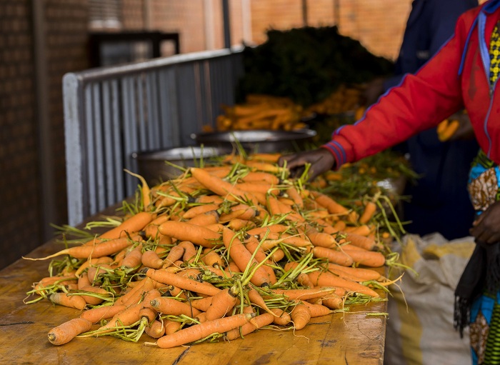 Abanyeshuri bahabwa ifunguro ryujuje intungamubiri