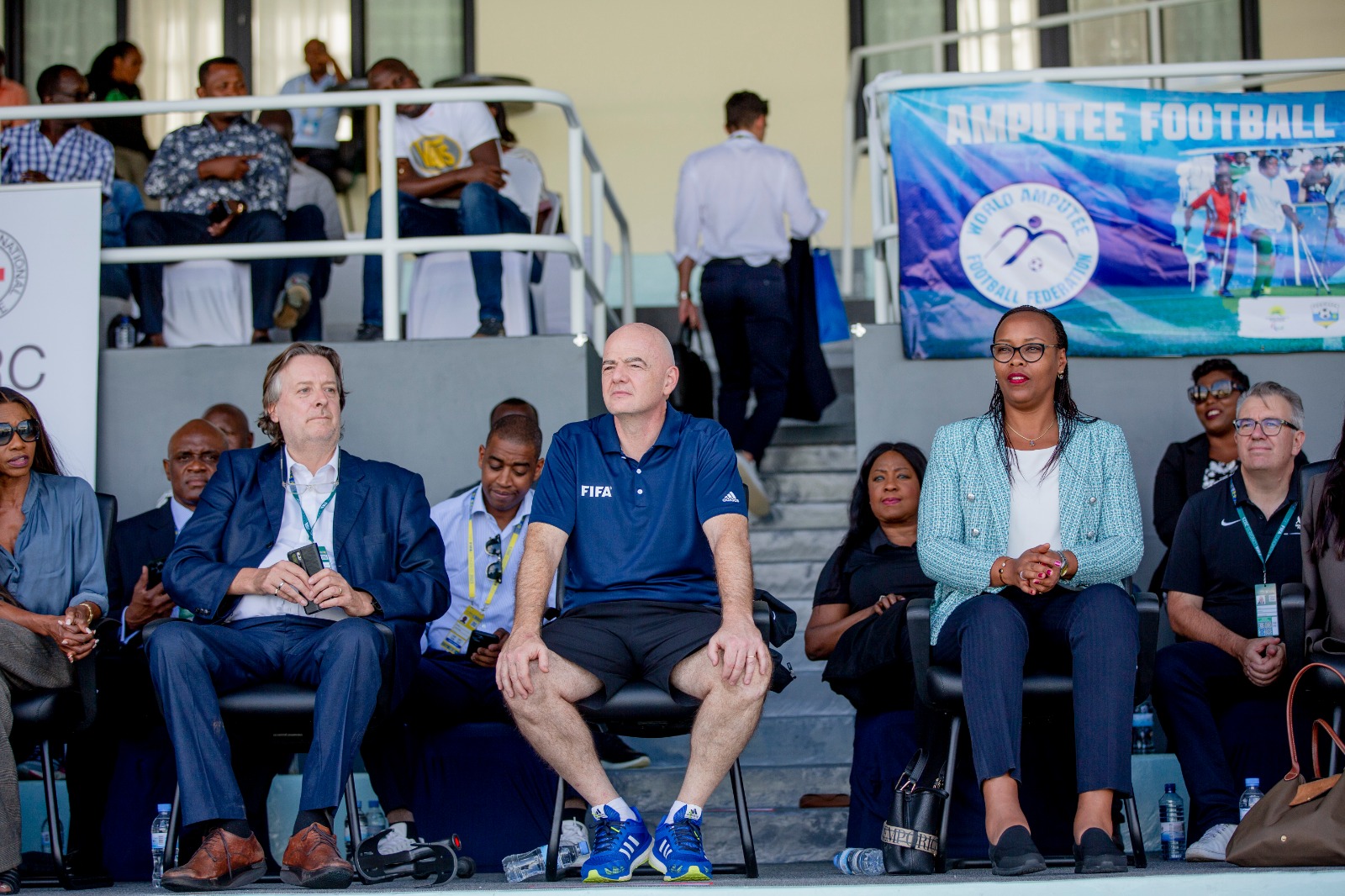 Gianni Infantino ari kumwe na Minisitiri wa Siporo mu Rwanda, Madamu Munyangaju Aurore Mimosa, n'umuyobozi w'Ishyirahamwe mpuzamahanga ry'umupira w'amaguru w'abantu bafite ubumuga ku Isi (WAFF) Georg Schlachtenberger, bitabiriye iki gikorwa