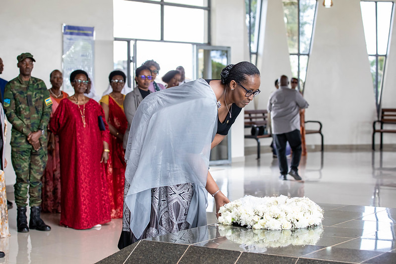 Madamu Jeannette Kagame yifatanyije n'umuryango w'Umwamikazi Rosalie Gicanda, abayobozi mu nzego zitandukanye ndetse n'abatuye mu Karere ka Nyanza mu muhango wo kwibuka Umwamikazi Gicanda