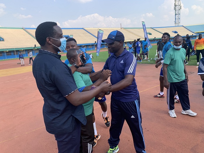 Meya Nzabonimpa ubwo yakiraha ikipe ya Gicumbi Handball nyuma yo gutwara igikombe cy'irushanwa ry'Intwari 2022