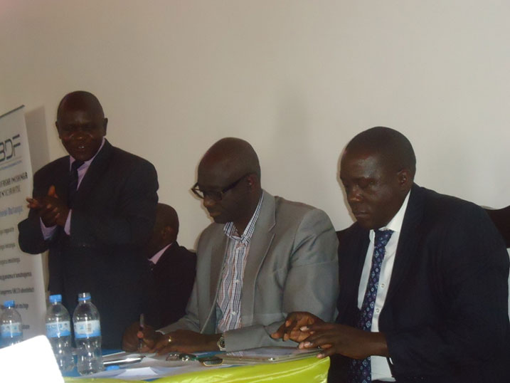 Minisitiri Busingye (hagati) yabwiye abanyagicumbi ko kutubaka umujyi wabo bituma ukomeza gusigara inyuma.