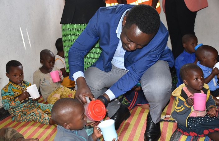 Mayor wa Gicumbi Nzabonimpa, aha abana amata