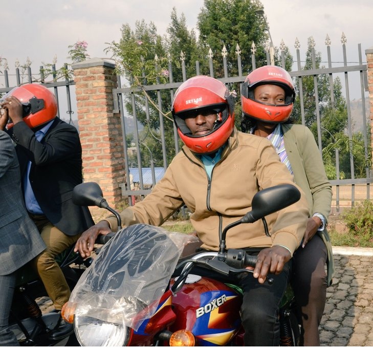 Umuyobozi w'Akarere ka Gicumbi w'agateganyo bamuhetse kuri moto
