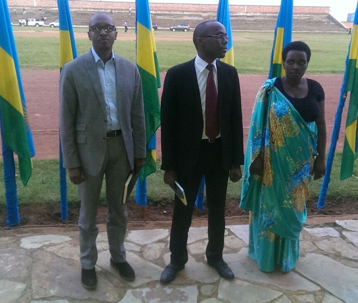 Umuyobozi mushya w'Akarere ka Gicumbi, Mudaheranwa Juvénal (hagati). Ari kumwe n'abandi bagize komite ayoboye.