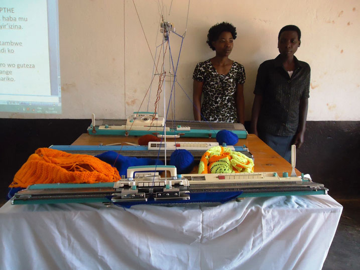 Aba bakobwa bo muri “Turebe imbere” ngo kuva aho amashanyarazi agereye iwabo batangiye kudoda kandi barunguka. Kuri bo ngo nta shiti ko ari amashanyarazi yabateje imbere.o byabafashije kwiteza imbere