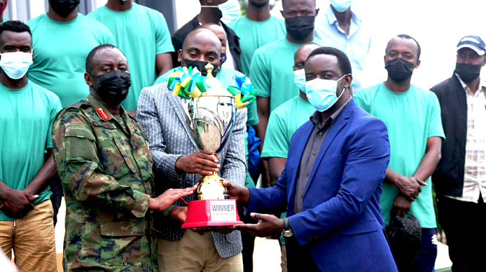 Ikipe ya Gicumbi ishyikiriza igikombe abayobozi mu karere ka Gicumbi