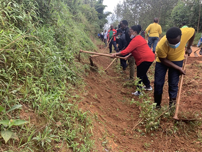 Umuhanda wari wararenzwe n'ibigunda none wasukuwe