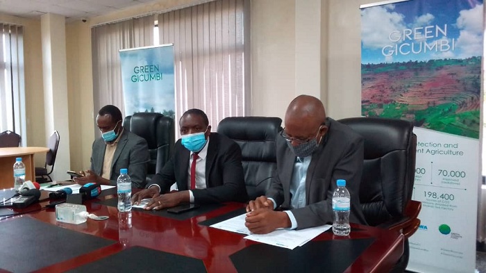 Umuyobozi w'Akarere ka Gicumbi, Ndayambaje Félix, hagati y'abayobozi ba Green Gicumbi, mu kiganiro n'abanyamakuru kuri uyu wa kabiri