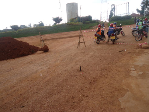 Hari inzira zitakijyendwa kubera gukora umuhanda. Foto/ E.Musanabera.