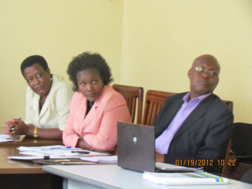 Bamwe mu badepite bari muri komisiyo y