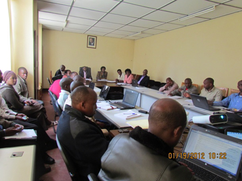 Abakozi b'akarere ka Gicumbi bitabiriye gusobanura uko ingengo y'imari ikoreshwa.