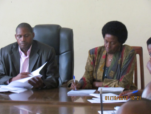 Umuyobozi w'Akarere ka Gigumbi wungirije ushinzwe ubukungu, Kagenzi Stanislas, hamwe na Honorable Mukayuhi Rwaka Constance wari uyoboye komisiyo y'ubukungu.