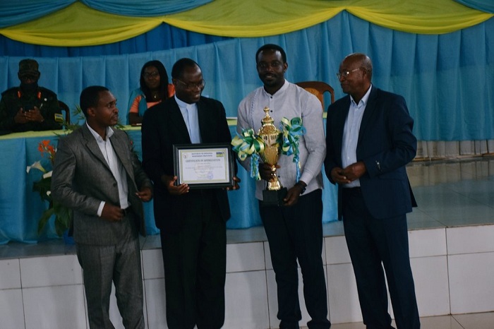 Ubuyobozi bw'Akarere ka Gicumbi bushyikirizwa igihembo nyuma yo kwesa umuhigo muri Gahunda ya Girinka