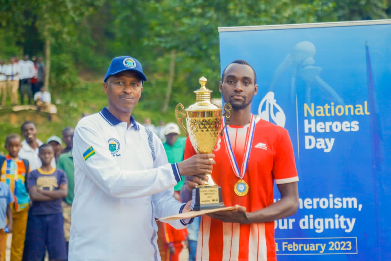 Gicumbi HT ishyikirizwa igikombe na Nkusi Deo, Umunyamabanga Nshingwabikorwa wa CHENO