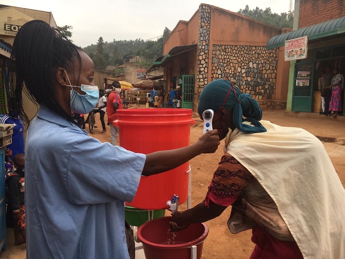 Abaturage bibukijwe gukaraba, bagenda banapimwa umuriro