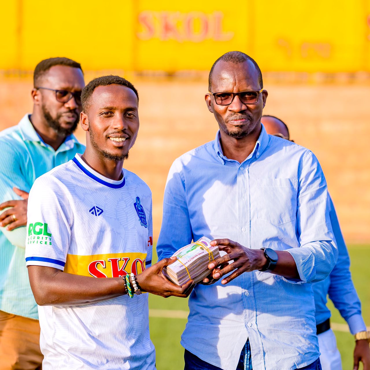 Umuyobozi wa Gikundiro Forever Dr Uwiragiye Norbert ashyikiriza Mujyanama Fidele Team Manager wa Rayon Sports agahimbazamusyi bagenewe