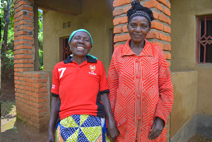 Nyirantibubaha (iburyo) avuga ko Mukagakwaya yamukamiye atarabona iye nka