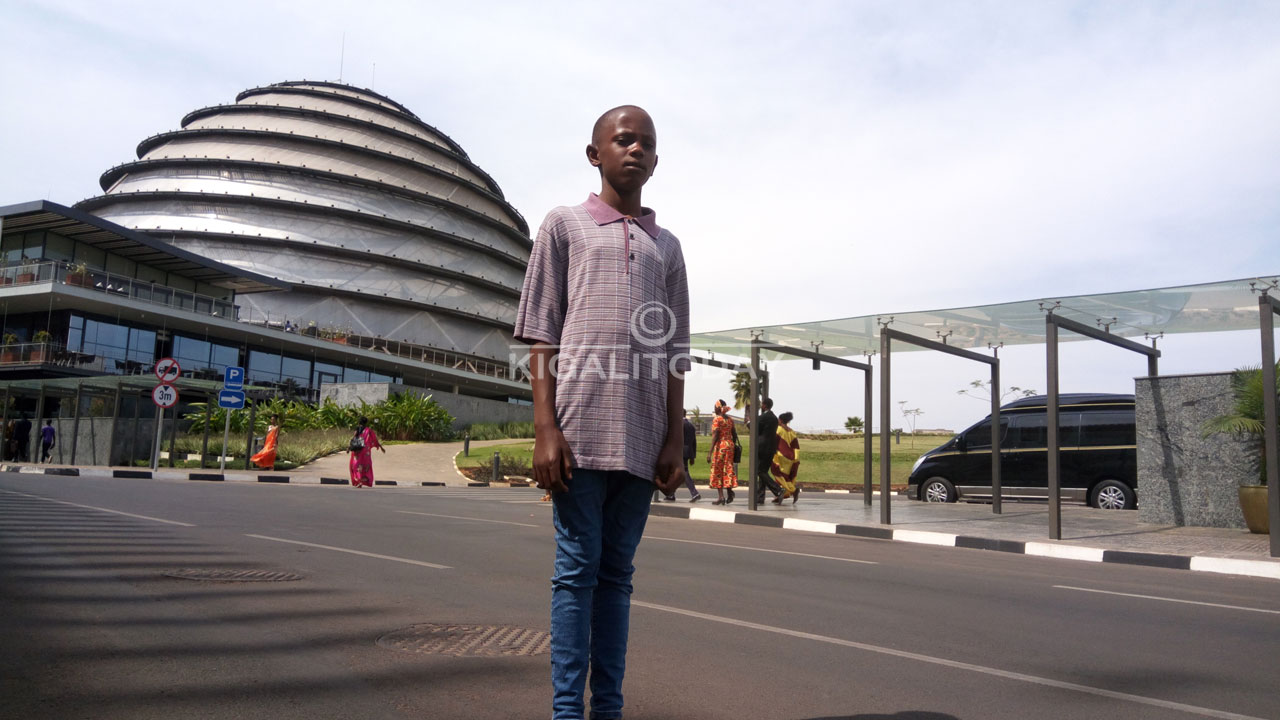 Yahafashe agafoto k'urwibutso