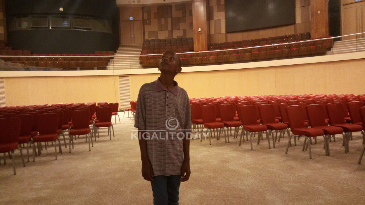 yagaragaje amatsiko menshi ubwo yatemberezwaga muri iyo nyubako