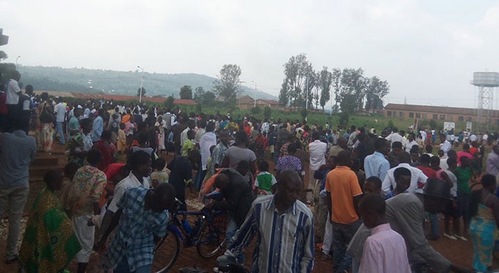 Ku nsengero hagaragaye abantu benshi ku munsi wa Noheli, ariko bose bahitaga bajya mu ngo zabo abandi bakajya ku mirimo yabo.