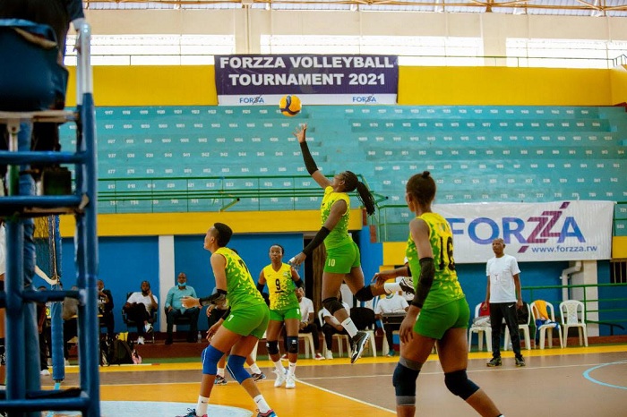 Benitha uri mukirere ni umwe mu bakinnyi bazonze cyane APR, abari mu ifoto (Mutoni 7, Yvette 9, Christine 16 na Benitha 10)