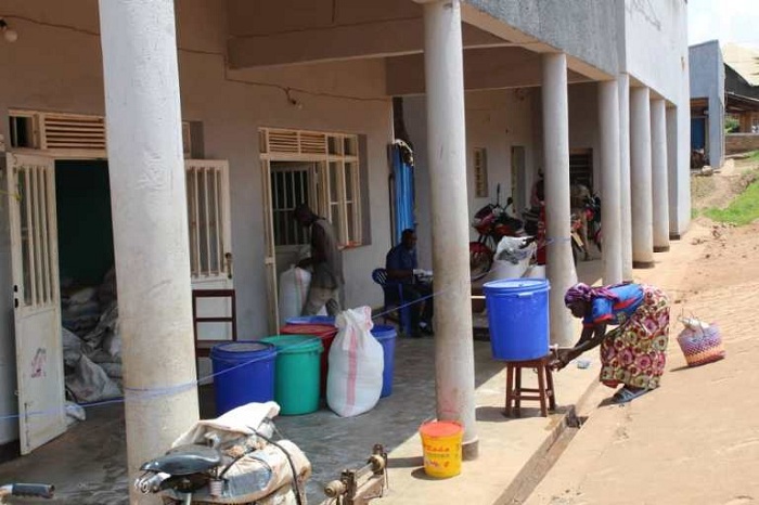 i Musha amaduka yashyizweho imishipiri itangira abaje guhaha, bagategerereza hanze abacuruzi babazanira ibyo bakeneye, babanje gukaraba intoki