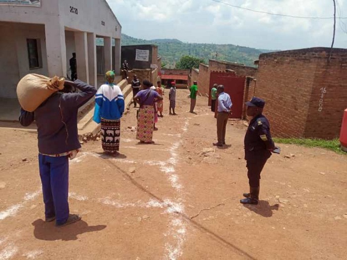 Mu isoko hinjira umuntu umwe umwe