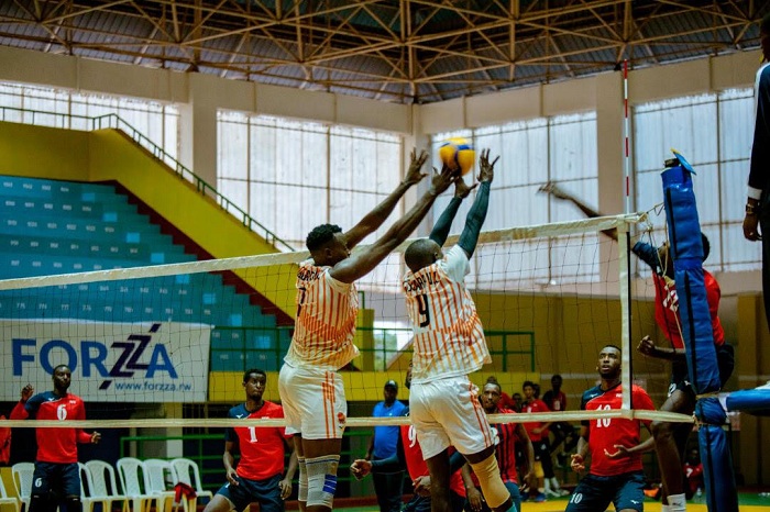 Muvara Ronald (7) na Sylvester ba Gisagara bagerageza guhagarika Kwizera wa REG VC.