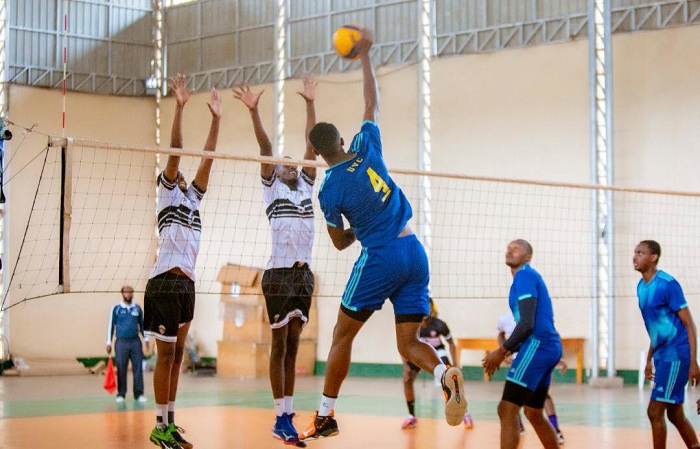 Ntagengwa Olivier (4) wa UVC ashaka gucisha umupira kuri Cedric na Prince ba APR VC