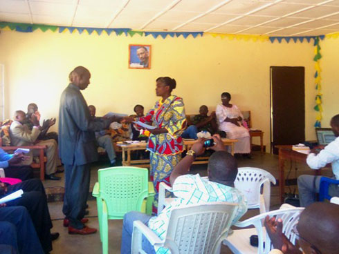 Bahawe certificat z'ishimwe ku bw'uruhare bagize mu bikorwa by'imihigo muri aya mezi atandatu ashize.