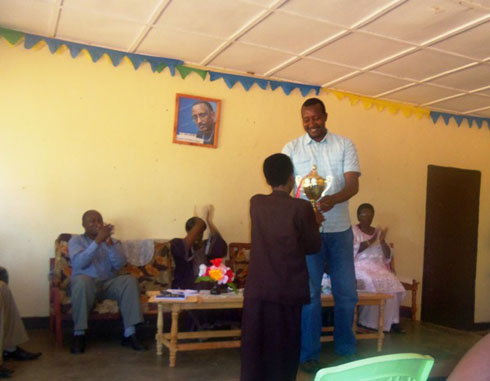 Uwambaje Marie Alice yahawe igikombe cy