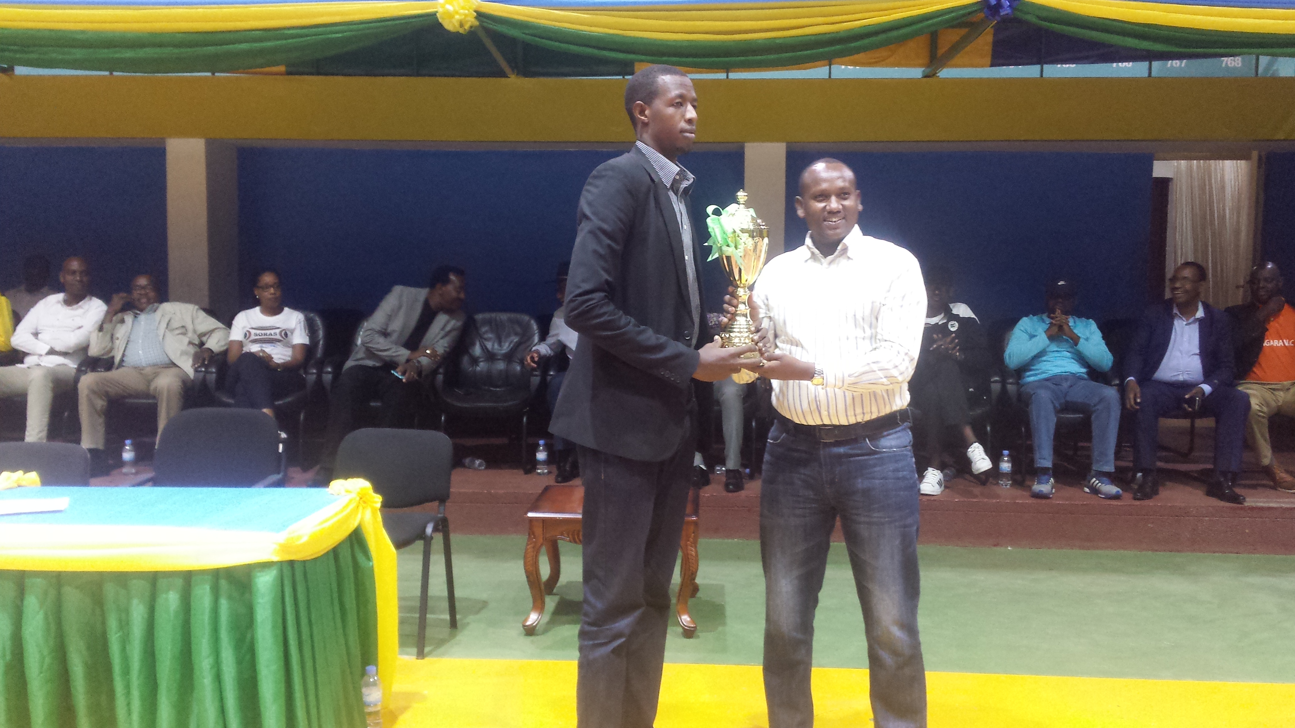 Gisagara yatwaye shampiyona yahawe igikombe yatsindiye