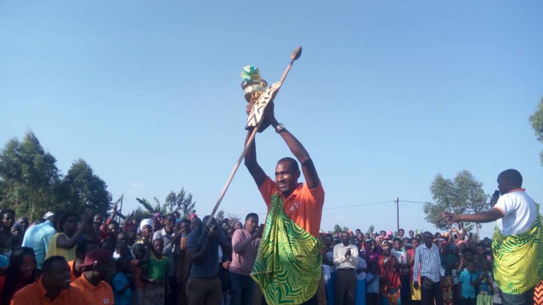Dusabimana Vincent uzwi nka Gasongo, ari nawe kapiteni yereka igikombe abafana